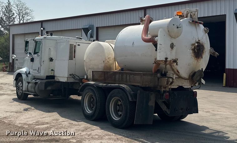 image for item LR9355 2002 International  9400i vacuum truck