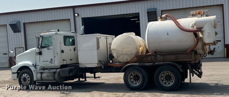 image for item LR9355 2002 International  9400i vacuum truck