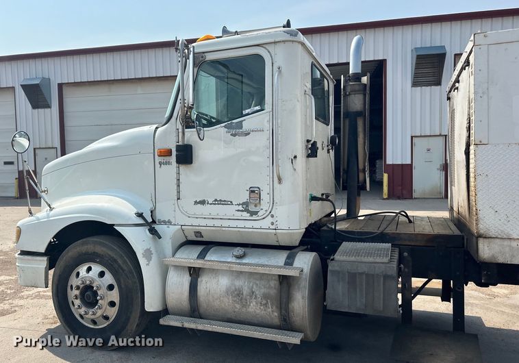 image for item LR9355 2002 International  9400i vacuum truck