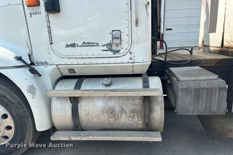 image for item LR9355 2002 International  9400i vacuum truck