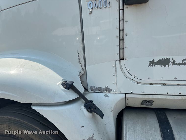 image for item LR9355 2002 International  9400i vacuum truck