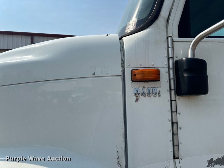 image for item LR9355 2002 International  9400i vacuum truck