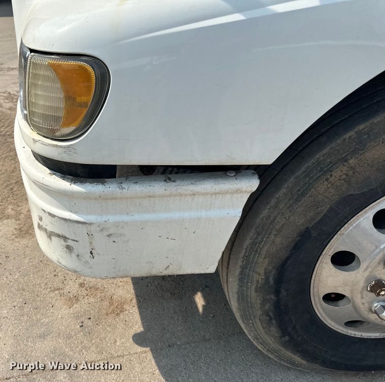 image for item LR9355 2002 International  9400i vacuum truck