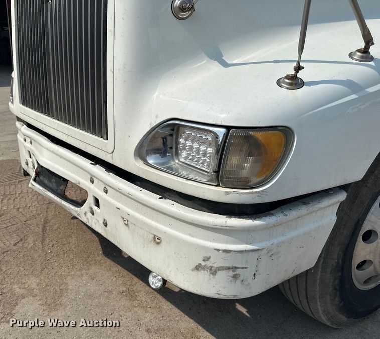 image for item LR9355 2002 International  9400i vacuum truck