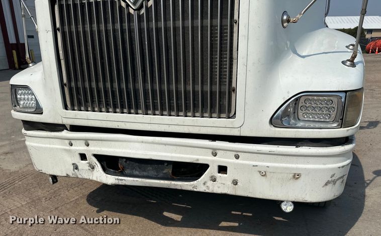 image for item LR9355 2002 International  9400i vacuum truck