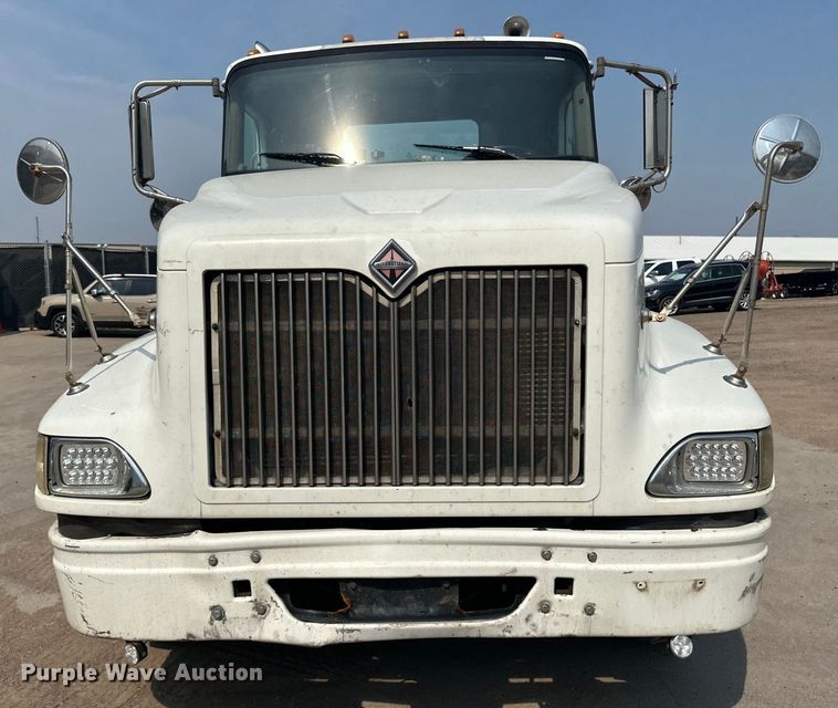 image for item LR9355 2002 International  9400i vacuum truck