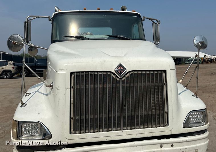 image for item LR9355 2002 International  9400i vacuum truck