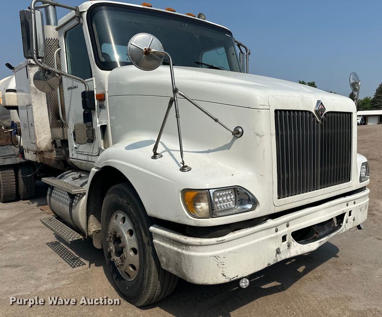 image for item LR9355 2002 International  9400i vacuum truck