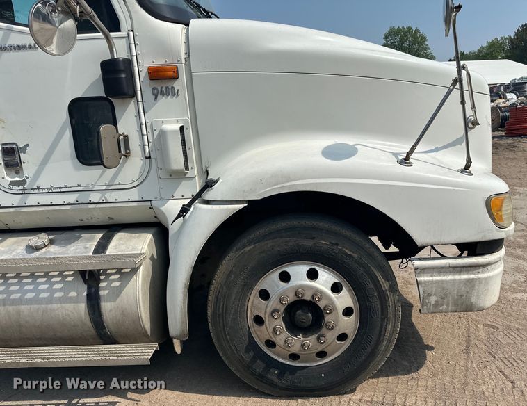 image for item LR9355 2002 International  9400i vacuum truck