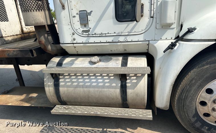 image for item LR9355 2002 International  9400i vacuum truck