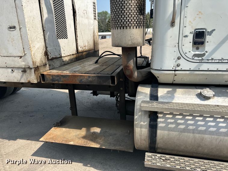 image for item LR9355 2002 International  9400i vacuum truck