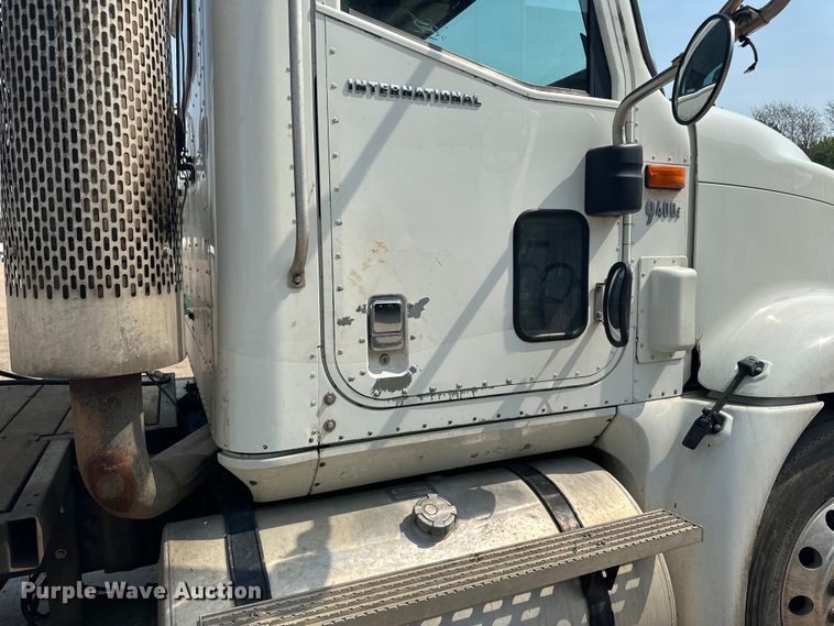 image for item LR9355 2002 International  9400i vacuum truck
