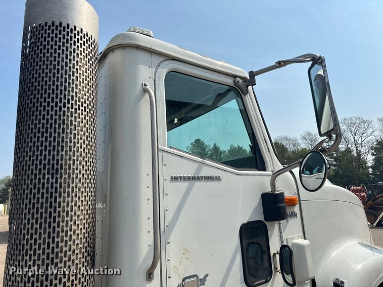 image for item LR9355 2002 International  9400i vacuum truck