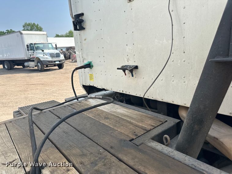 image for item LR9355 2002 International  9400i vacuum truck