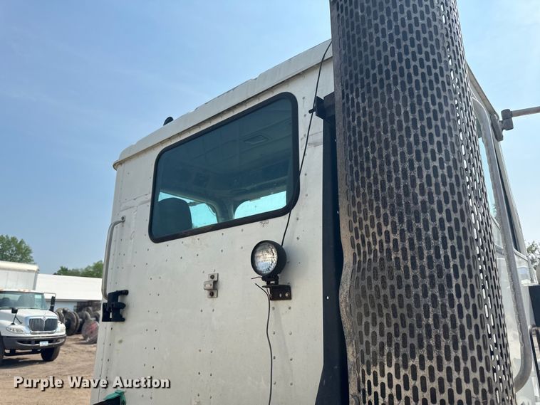 image for item LR9355 2002 International  9400i vacuum truck