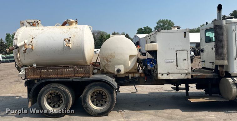 image for item LR9355 2002 International  9400i vacuum truck