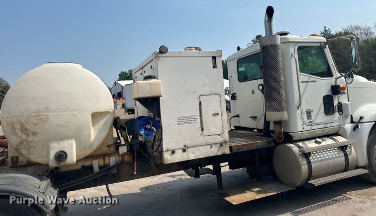 image for item LR9355 2002 International  9400i vacuum truck