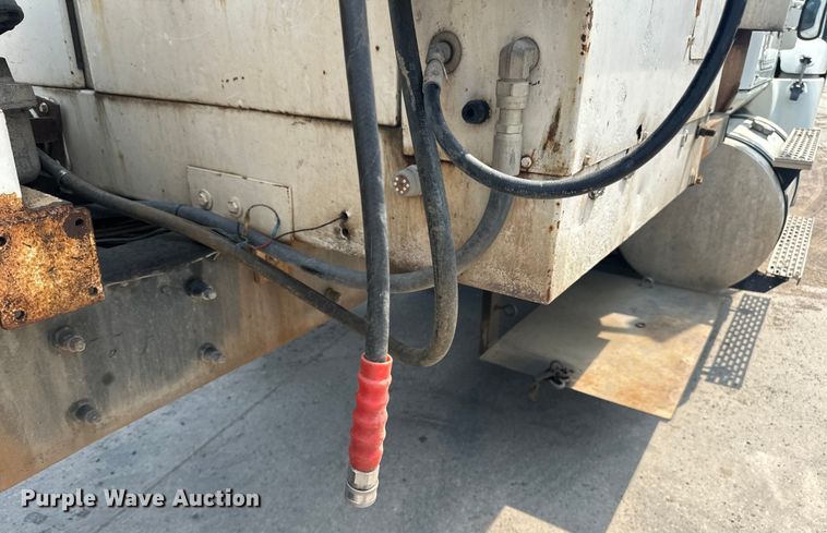 image for item LR9355 2002 International  9400i vacuum truck