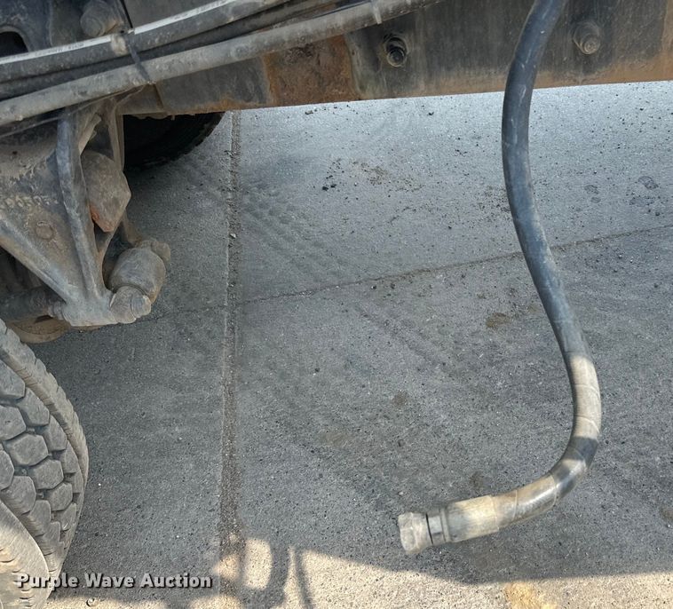 image for item LR9355 2002 International  9400i vacuum truck