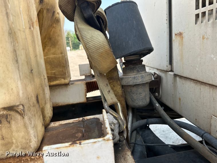 image for item LR9355 2002 International  9400i vacuum truck