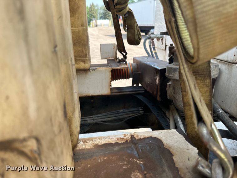 image for item LR9355 2002 International  9400i vacuum truck