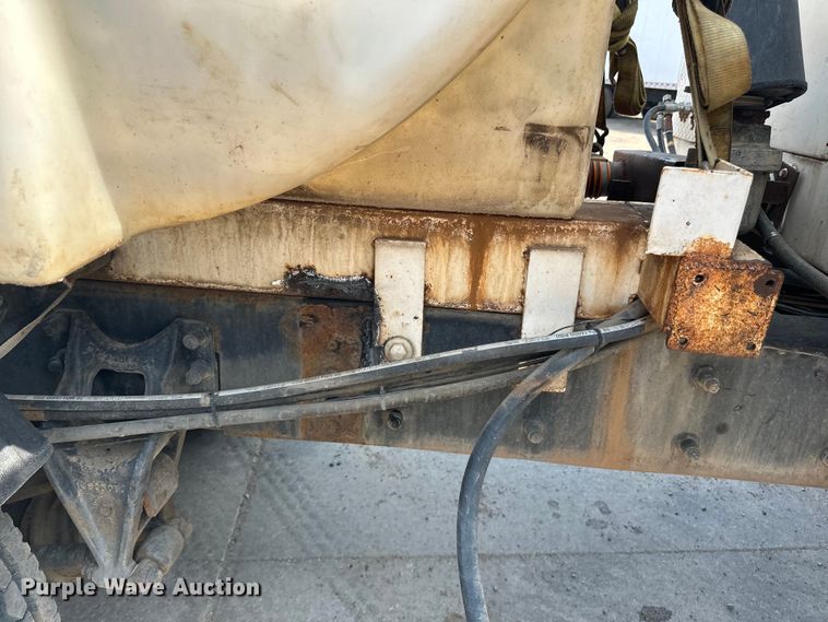 image for item LR9355 2002 International  9400i vacuum truck