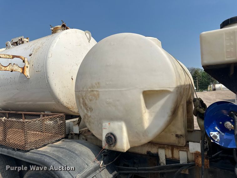 image for item LR9355 2002 International  9400i vacuum truck