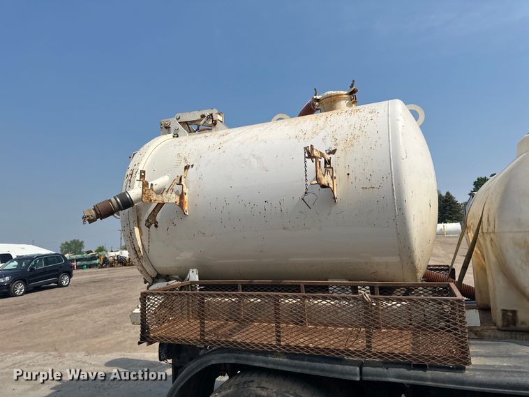 image for item LR9355 2002 International  9400i vacuum truck