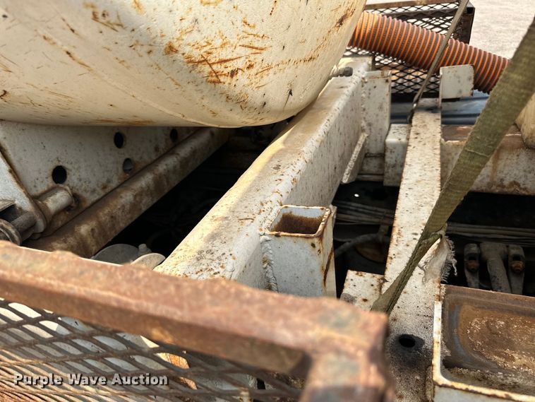 image for item LR9355 2002 International  9400i vacuum truck