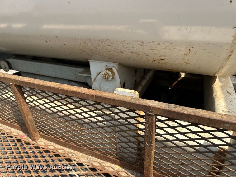 image for item LR9355 2002 International  9400i vacuum truck