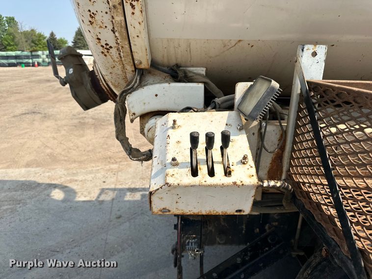 image for item LR9355 2002 International  9400i vacuum truck