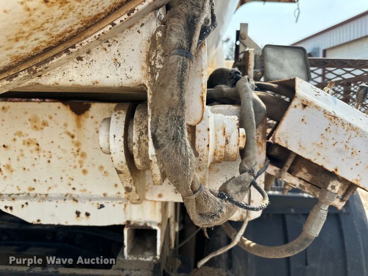 image for item LR9355 2002 International  9400i vacuum truck