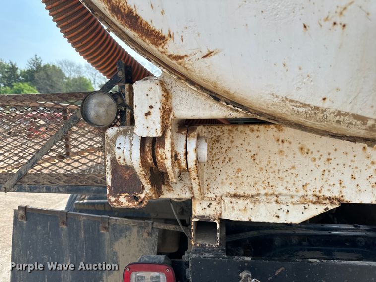 image for item LR9355 2002 International  9400i vacuum truck