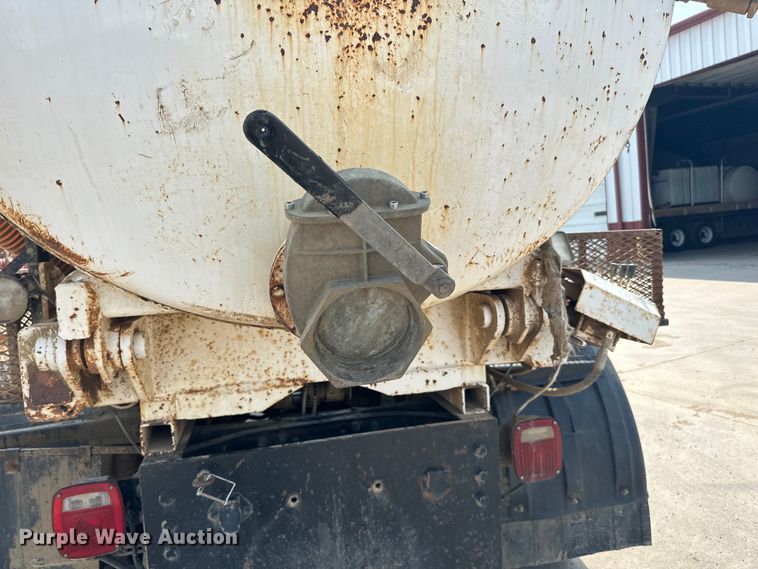 image for item LR9355 2002 International  9400i vacuum truck