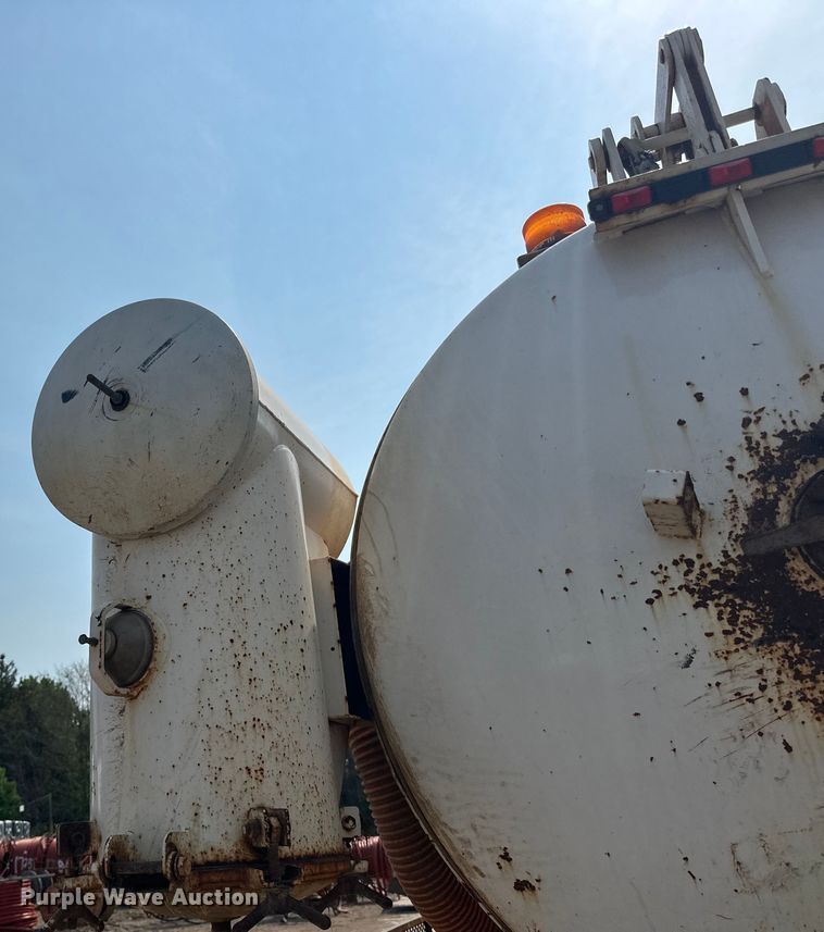 image for item LR9355 2002 International  9400i vacuum truck