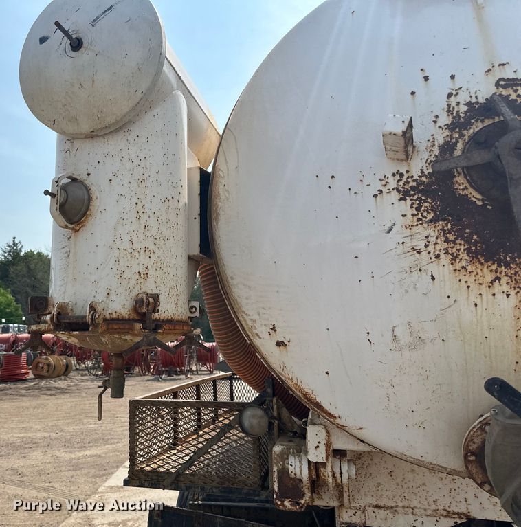 image for item LR9355 2002 International  9400i vacuum truck