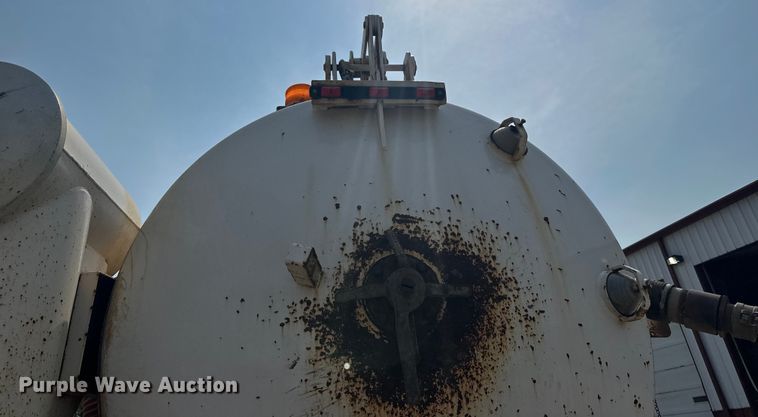 image for item LR9355 2002 International  9400i vacuum truck