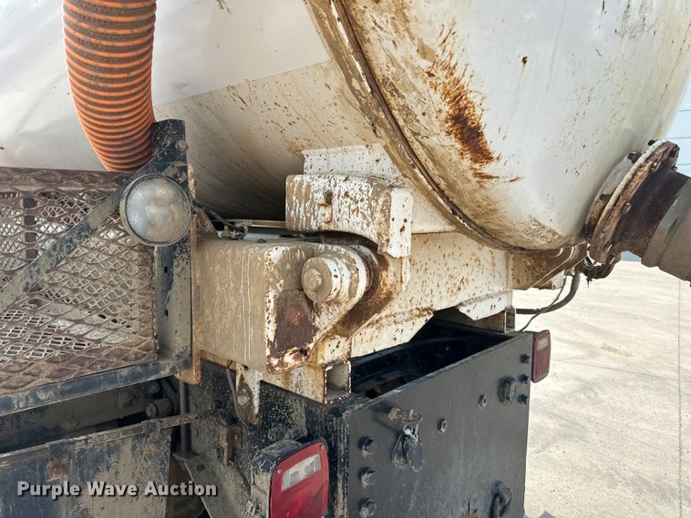 image for item LR9355 2002 International  9400i vacuum truck
