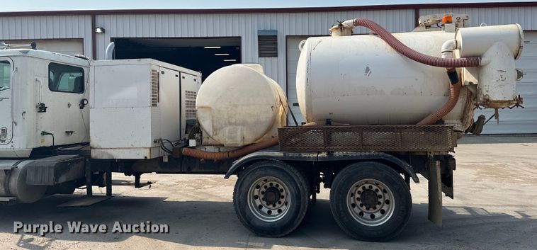 image for item LR9355 2002 International  9400i vacuum truck