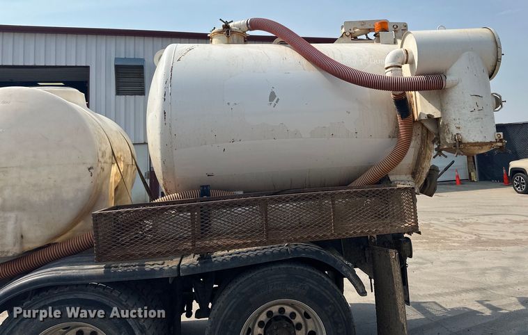 image for item LR9355 2002 International  9400i vacuum truck