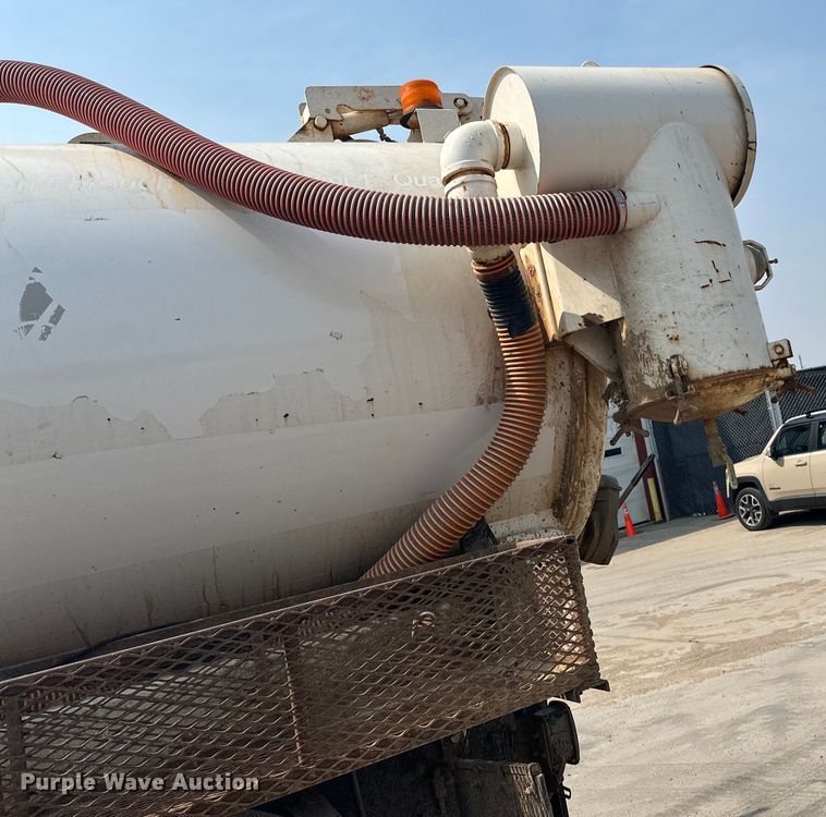 image for item LR9355 2002 International  9400i vacuum truck