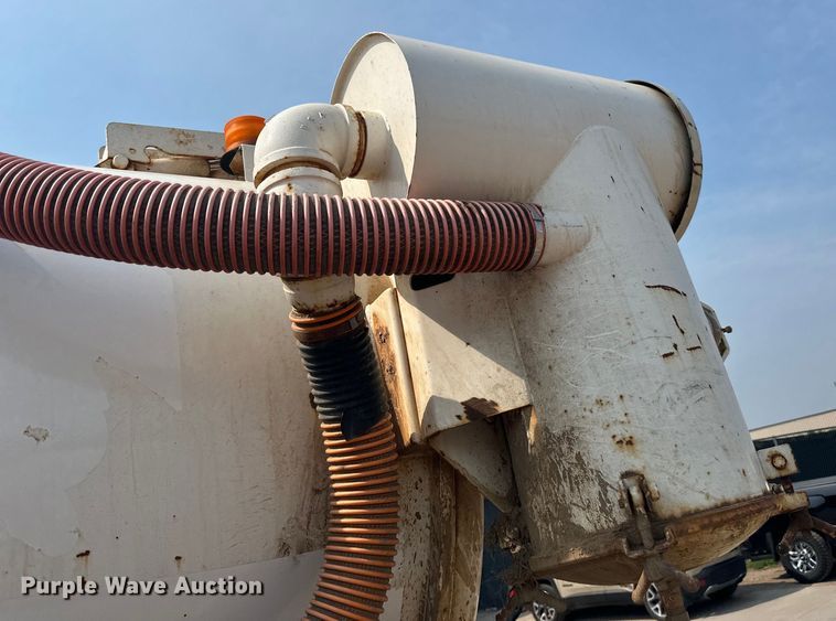 image for item LR9355 2002 International  9400i vacuum truck