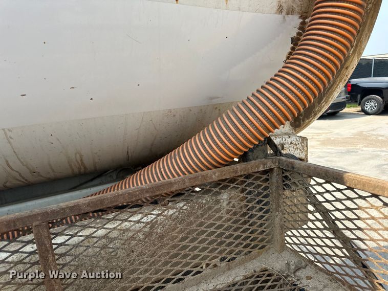 image for item LR9355 2002 International  9400i vacuum truck