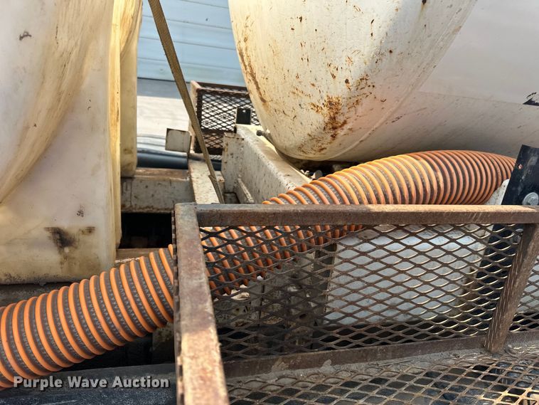 image for item LR9355 2002 International  9400i vacuum truck