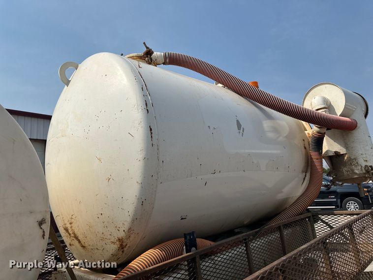 image for item LR9355 2002 International  9400i vacuum truck