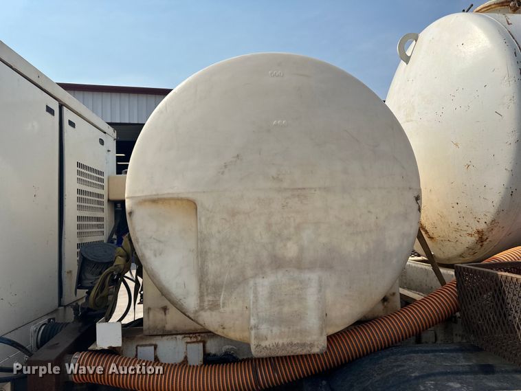 image for item LR9355 2002 International  9400i vacuum truck