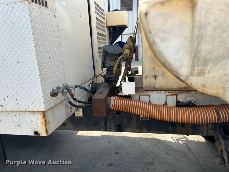 image for item LR9355 2002 International  9400i vacuum truck