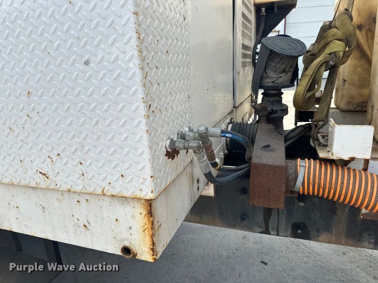 image for item LR9355 2002 International  9400i vacuum truck