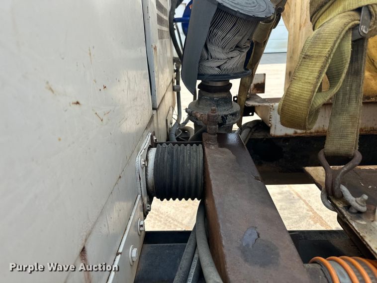 image for item LR9355 2002 International  9400i vacuum truck