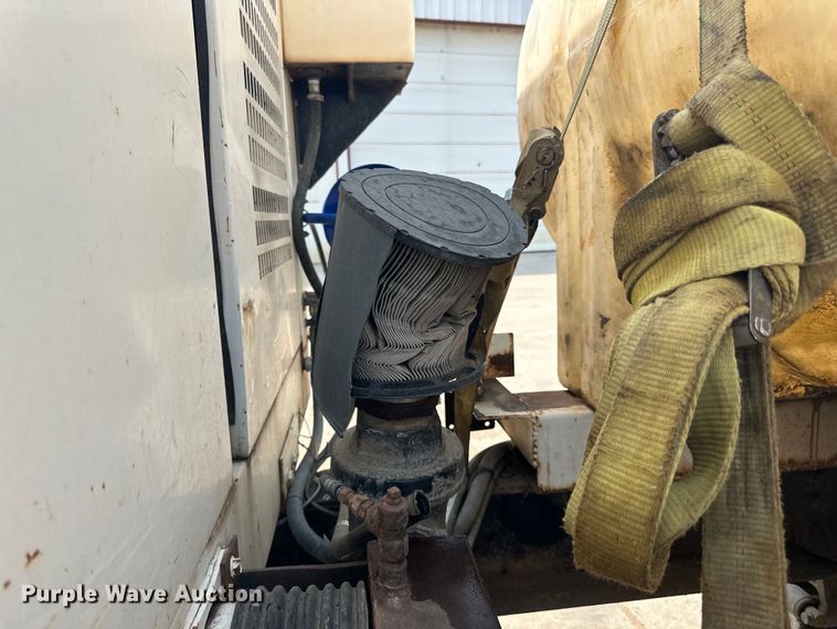 image for item LR9355 2002 International  9400i vacuum truck